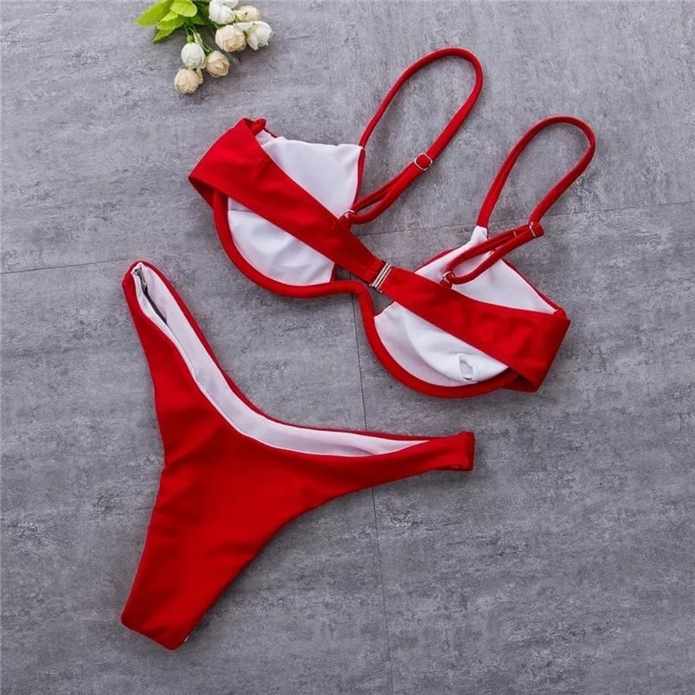 Red bikini - Picture 4 of 9
